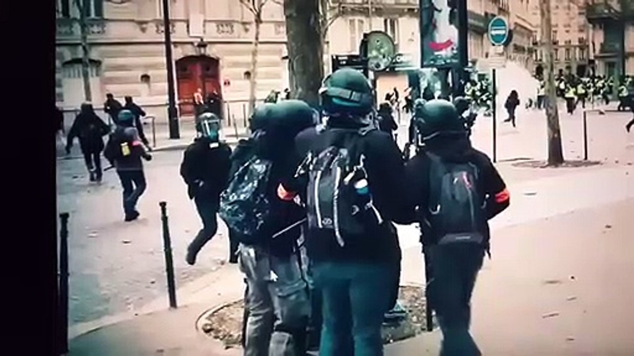 Un policier donne un coup de matraque à un gilet jaune qui était en train de filmer.