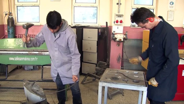 Hem öğreniyor, hem pratik yapıyor, hem de diğer okulların ihtiyaçlarını karşılıyorlar