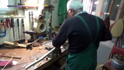 Erzincan'da saz üstatları için 30 yıldır bağlama üretiyor