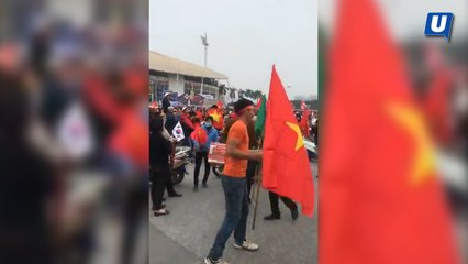 Para penyokong Vietnam berkumpul di hadapan Stadium My Dinh di Hanoi