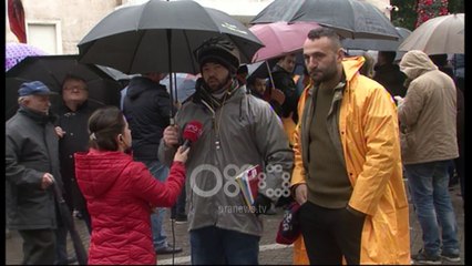 Ora News - Studenti: Merrni një çadër dhe ejani ti japim shpresë Shqipërisë