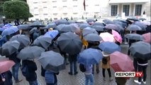 Report TV - Fillon protesta, një grup studentësh sfidon shiun, me çadra para Kryeministrisë