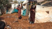 الوحل والفقر يفاقمان معاناة النازحين السوريين على الحدود التركية
