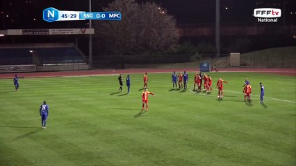 Coup franc repoussé par la défense