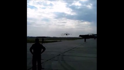 ¡Impresiona! Este avión vuela a muy baja altitud