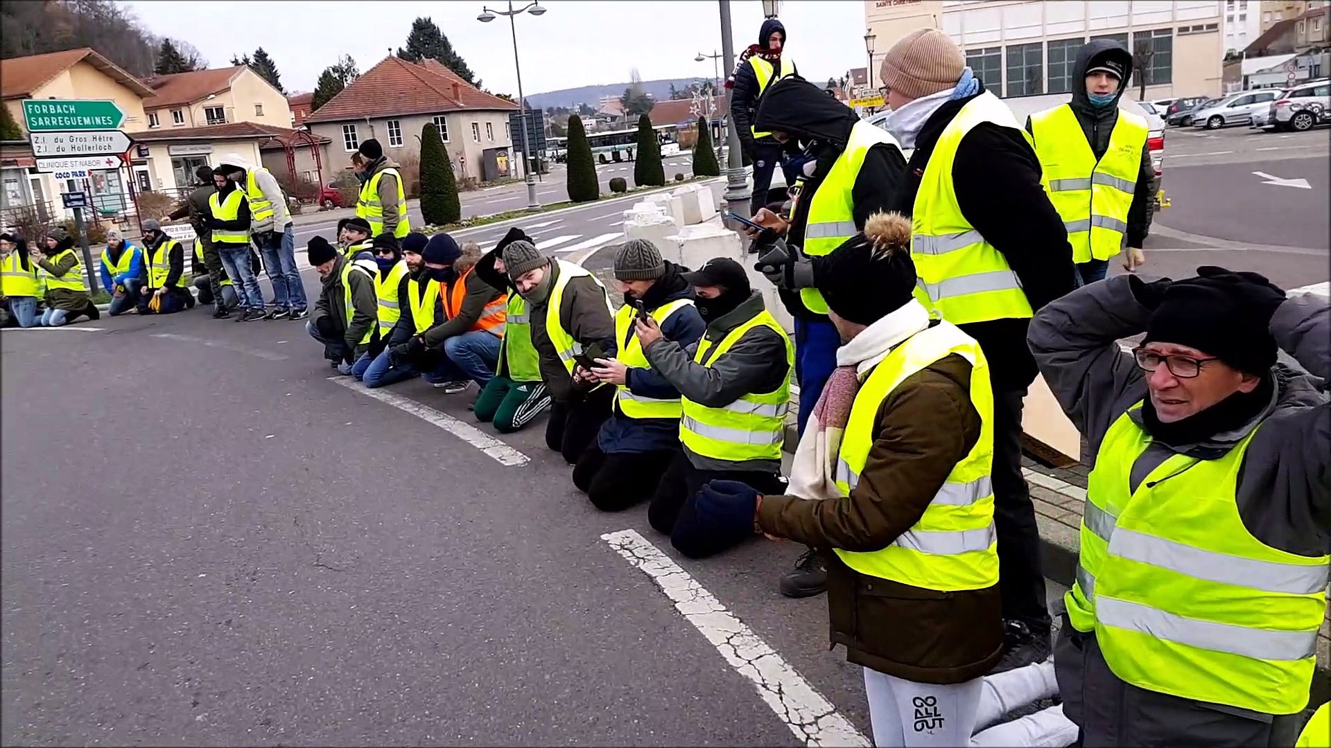 Gilets Jaunes à Saint Avold à Genoux Et Mains Sur La Tête