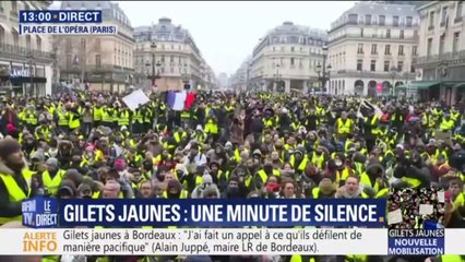 Des gilets jaunes observent une minute de silence place de l'Opéra