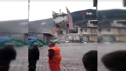 Bina Kepçenin Üzerine Böyle Yıkıldı