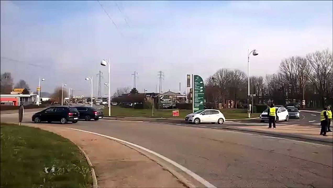 Les Gilets jaunes au rond-point de la Dombes, à Beynost