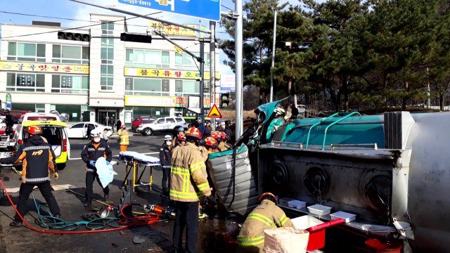 교차로에서 유조차 전복...운전자 사망 / YTN