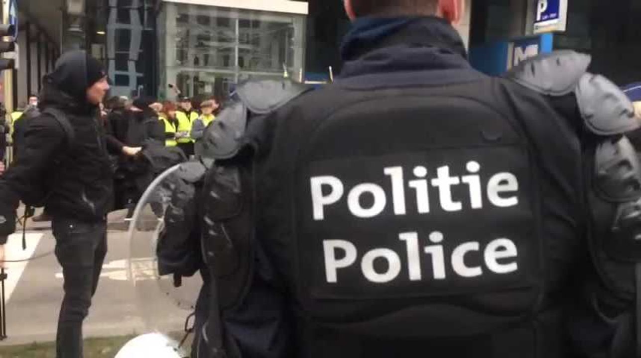 Des renforts policiers arrivent pour encadrer les Gilets jaunes