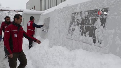 Avrupa'dan Çevrilen Göçmenler Kızılay Çadırlarına Sığınıyor- Kızılay Bosna'daki Çalışmalarına Kar...