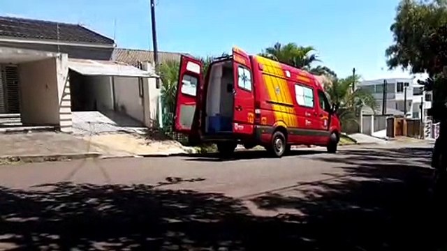 Homem sofre queda de cerca de quatro metros de altura