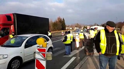 Le rond point des Errues est bloqué par 60 à 80 gilets jaunes