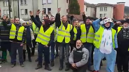Gilets jaunes devant la caserne de Roussillon (Nord-Isère)