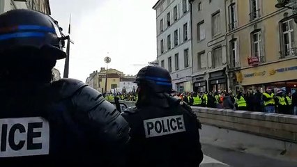 Nancy :  les gilets jaunes devant le marché de Noël qui crient "libérez le père Noël".