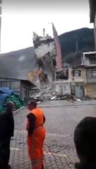 Bina kepçenin üzerine yıkıldı, o anlar saniye saniye görüntülendi