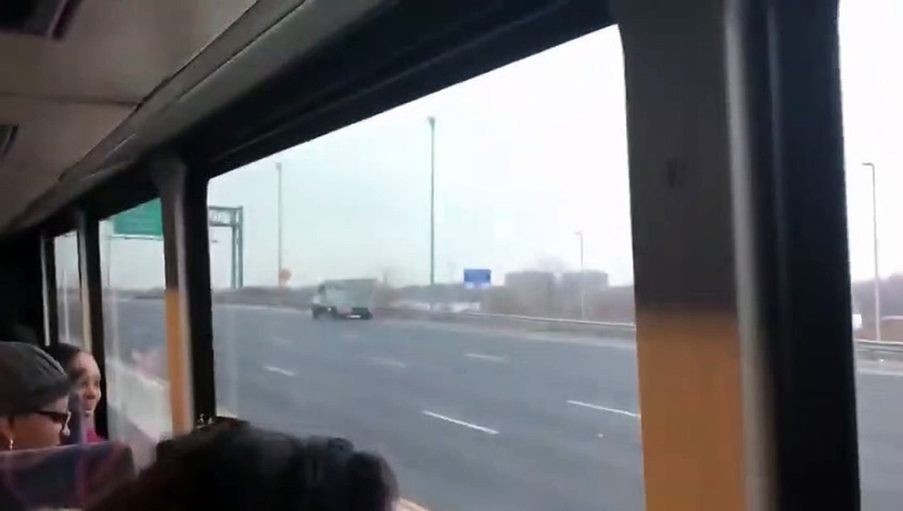 un camion de la brinks perd des billets sur l'autoroute (Etats Unis)