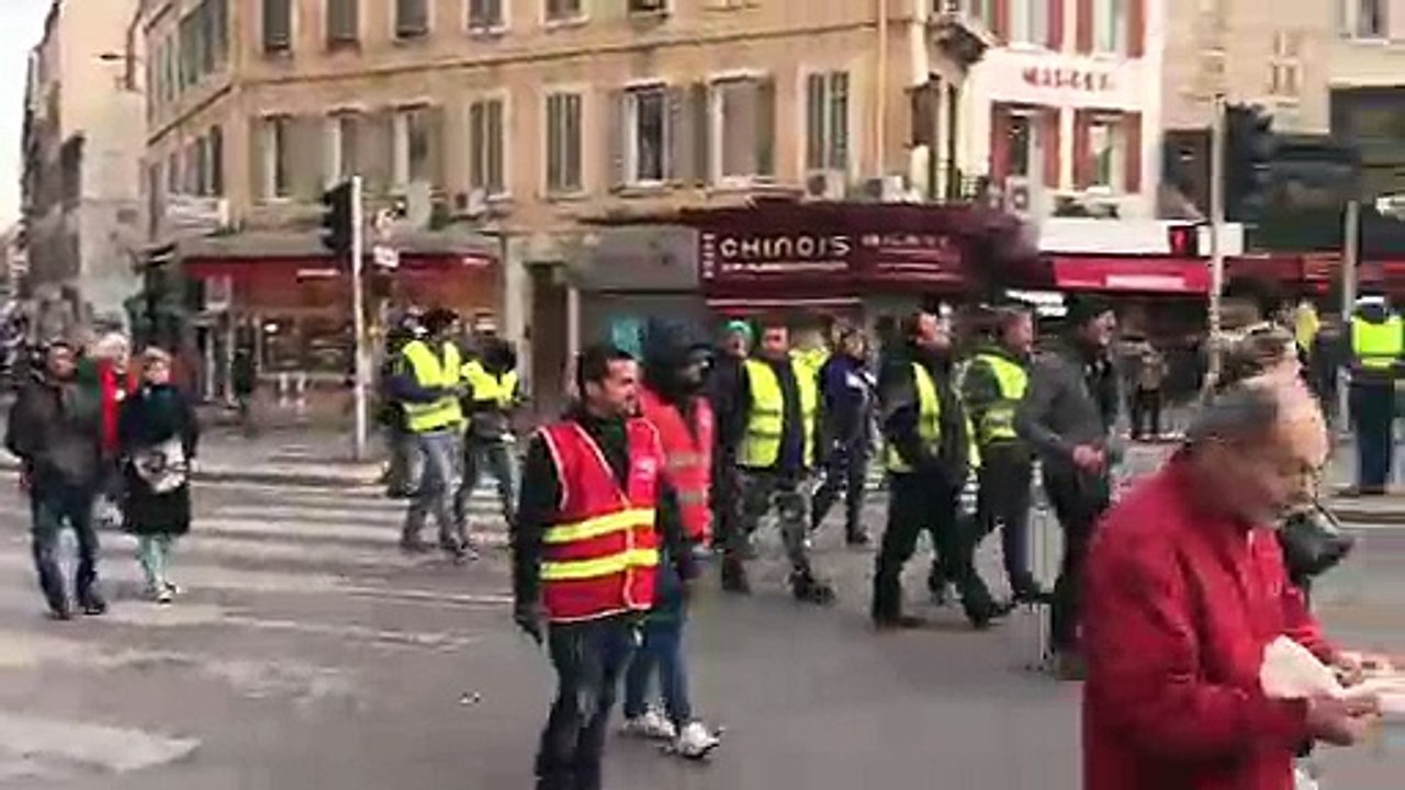Marseille : le cortège de la CGT arrive place Castellane avec des gilets jaunes