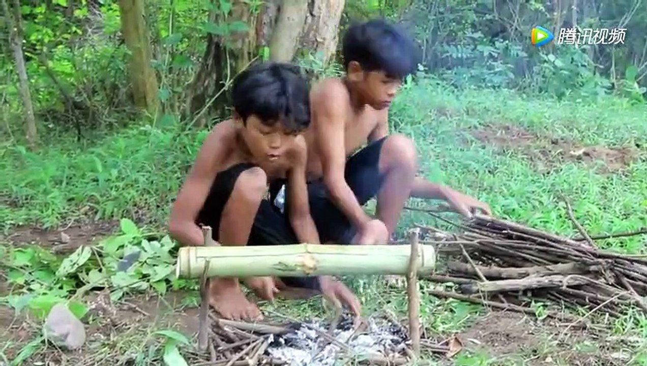 The wilderness boy used a bamboo tube to bake the river prawn, and the moment the bamboo tube was opened, everything was worth it.
