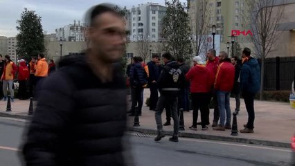 Spor Başakşehir ve Galatasaraylı Taraftarlar Statta Yerlerini Almaya Başladı