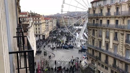 Manifestations à Marseille : les forces de l'ordre  en position pour évacuer le Vieux-Port