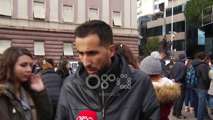 Ora News - "Diktator!" Studentëve me studentët edhe protestuesit për naftën e banorët e Astirit
