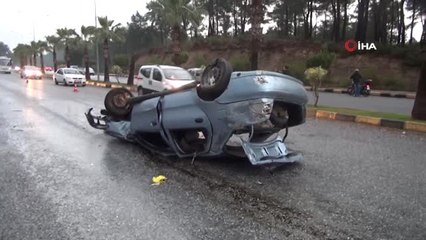 Manavgat'ta Refüje Çarpan Otomobil Takla Attı: 2 Yaralı