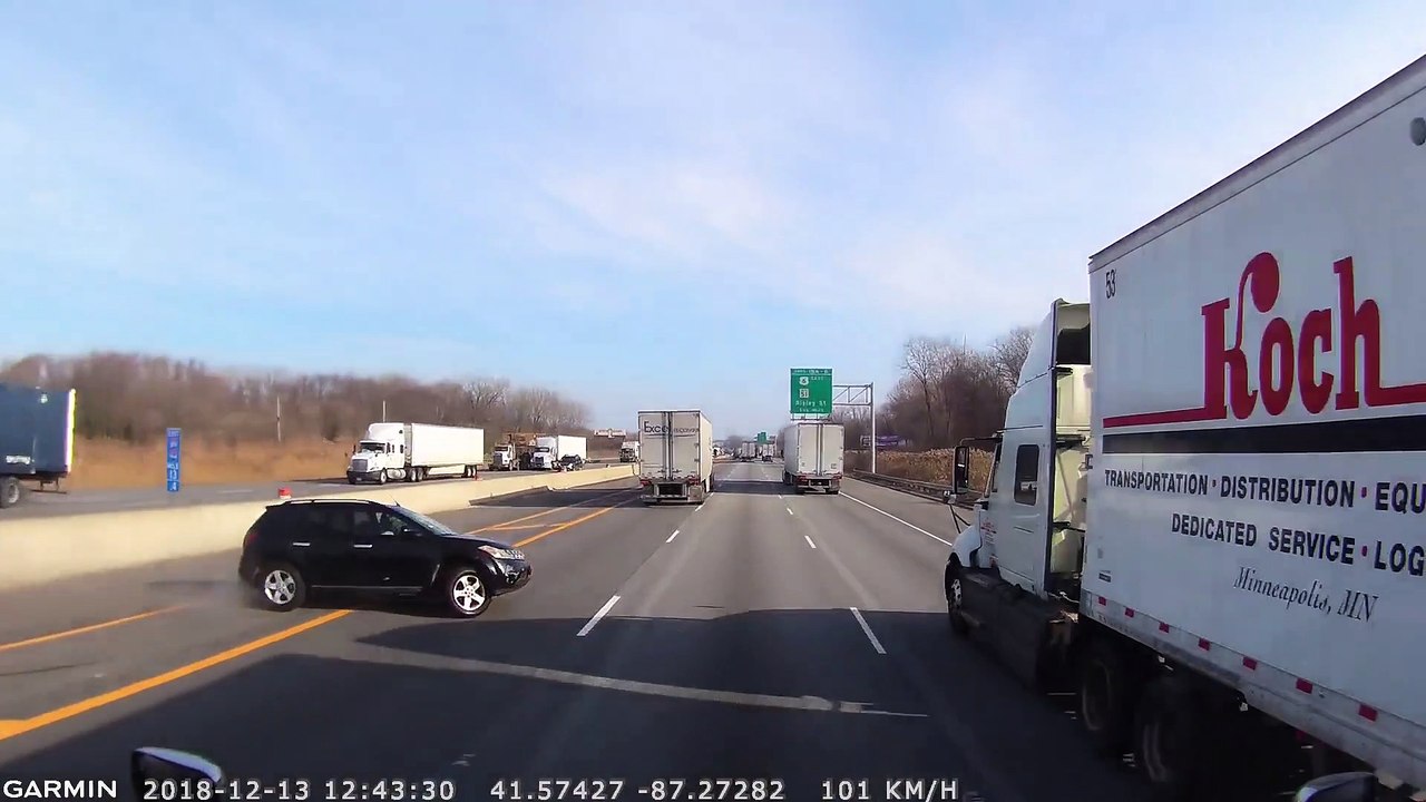 L'impressionnant choc d'une voiture sur l'autoroute !