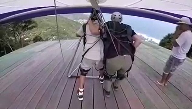 Ils vont complètement rater leur décollage en deltaplane