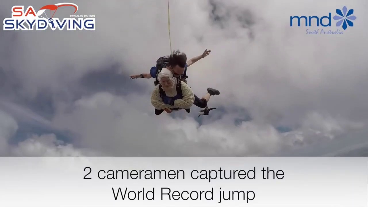 Une mamie saute en parachute - record de la plus vieille parachutiste