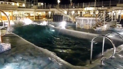 Il filme la piscine d'un navire de croisière en pleine tempête