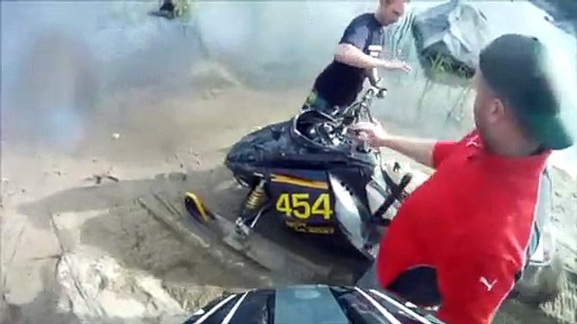 Quand ta motoneige se barre toute seule, traverse un lac et fini dans les bois