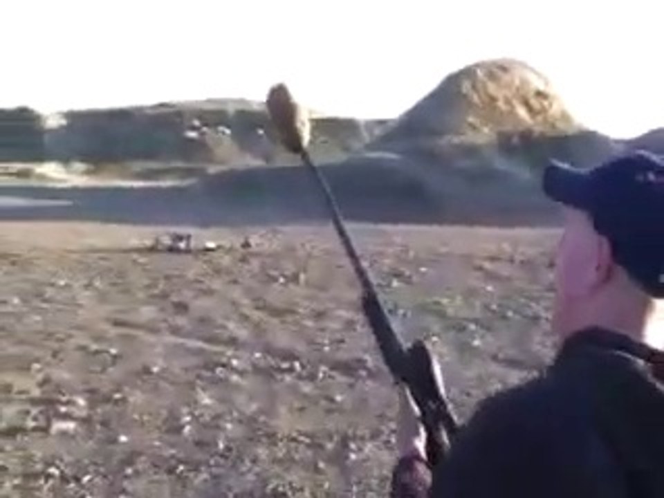 Il tire au fusil avec une patate comme silencieux... Fail