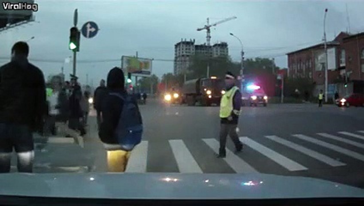 Ces piétons ont faillit se faire écraser par... un tank