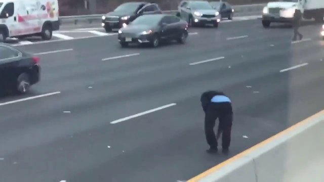 Quand un camion de la brinks perd des billets sur l'autoroute (Etats Unis)