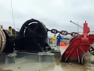 L'ancre de ce paquebot lâche et c'est impressionnant