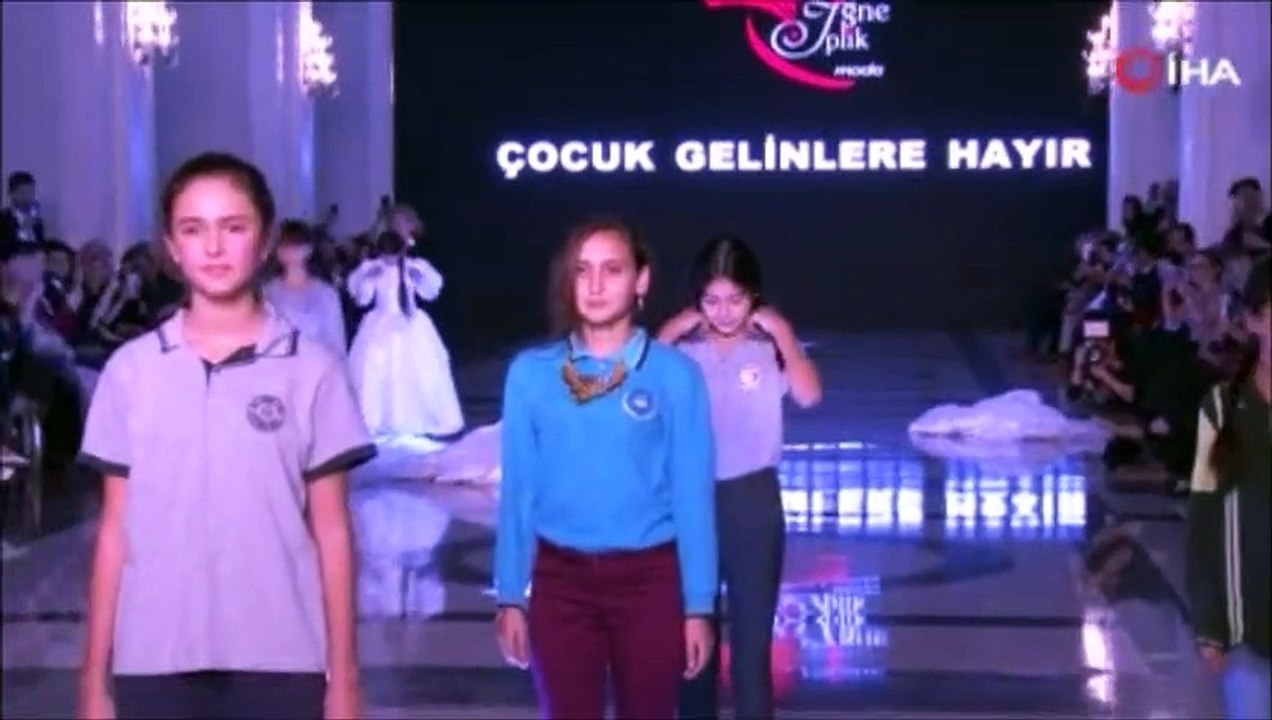 ANTALYA'DA ÜNLÜ MANKENLERLE ÇOCUKLAR AYNI DEFİLEDE