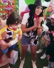 ساندى بـ"هوت شورت" فى احتفالها بعيد ميلاد ابنها