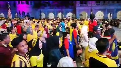 Tengok bola di Dataran Merdeka