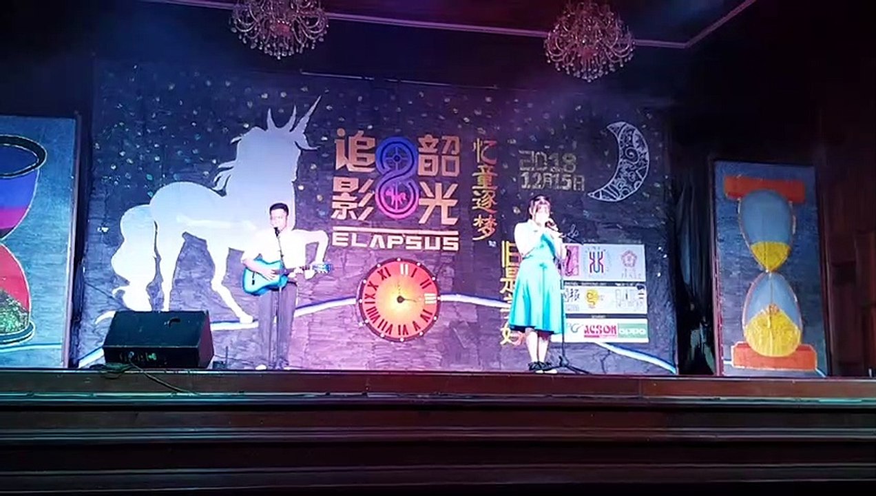 学生献唱动听的歌曲