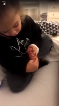 Une petite fille veut donner son pied contre un carambar