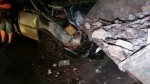 Carro atinge caçamba de entulho na Avenida Tancredo Neves