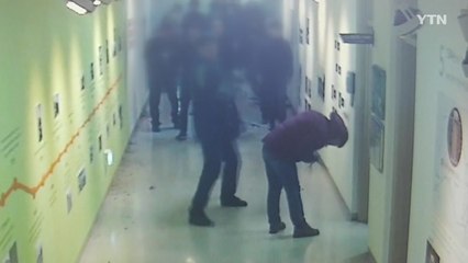 '강제집행에 불만' 시청에 썩은 은행 던진 40대 구속 / YTN