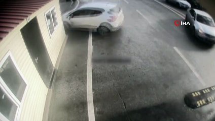 Erzurum’da kayan otomobil, HGS işlemlerinin yapıldığı kulübeye böyle çarptı