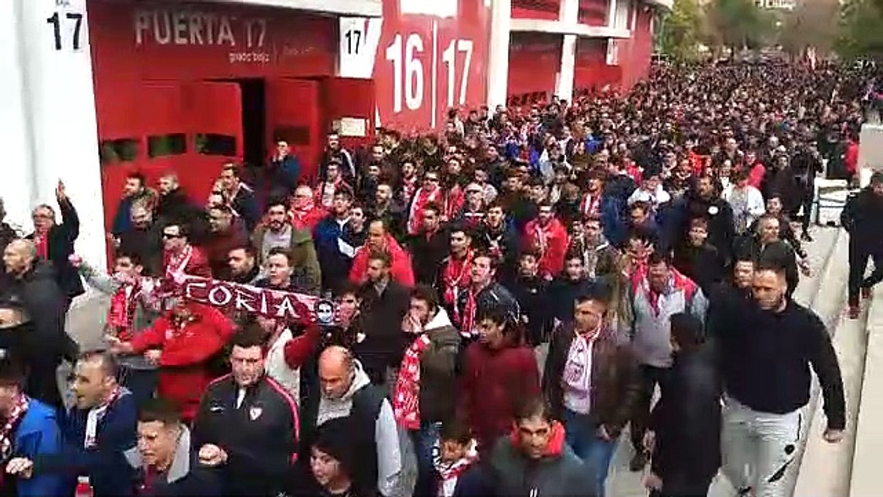 Miles de Sevillistas se Manifiestan contra la Venta del Club