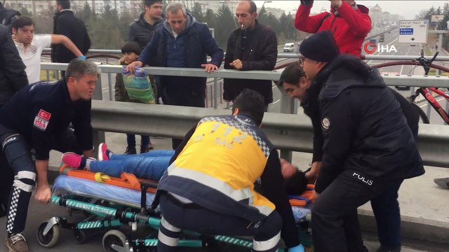 Üst geçitte böyle intihar etmek istedi...İntihara teşebbüs eden kadını polis ekipleri kurtardı