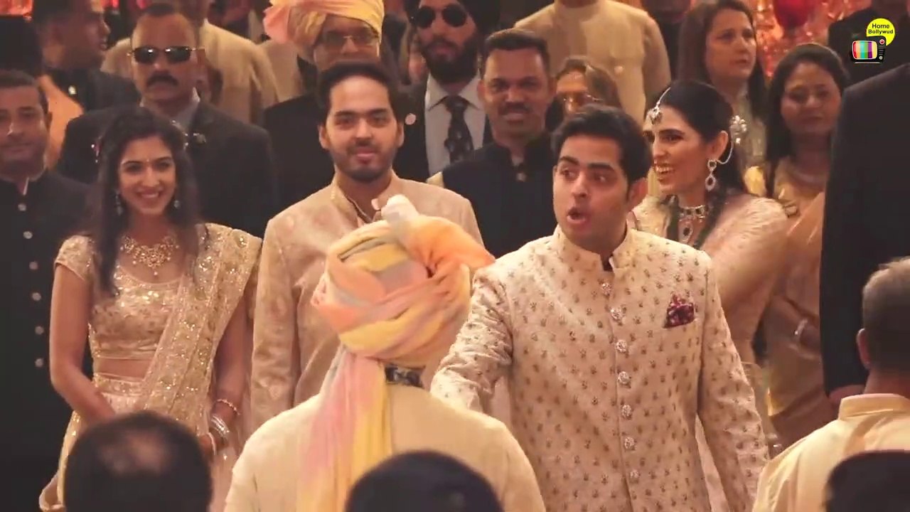 Ambani Family gives GRAND Welcome to Dulha Anand Piramal At Isha Ambani's MARRIAGE