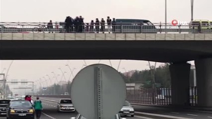 Tải video: Üst Geçitte Böyle İntihar Etmek İstedi...intihara Teşebbüs Eden Kadını Polis Ekipleri Kurtardı