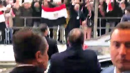 خلال زيارته لـ«فيينا».. السيسي يقف لتحية الجالية المصرية (2)